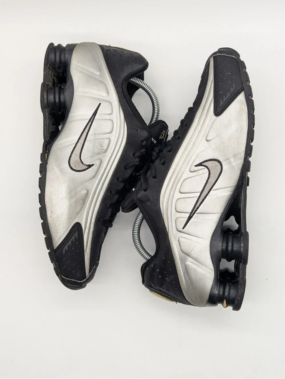 Nike Shox R4 Black Metallic Silver Shoes Mens Size 8.5 / Women's 10 104265-045